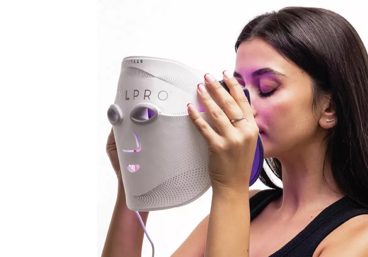 The Ultimate Guide to LED Face Masks: Benefits, How They Work, and Cleaning Tips