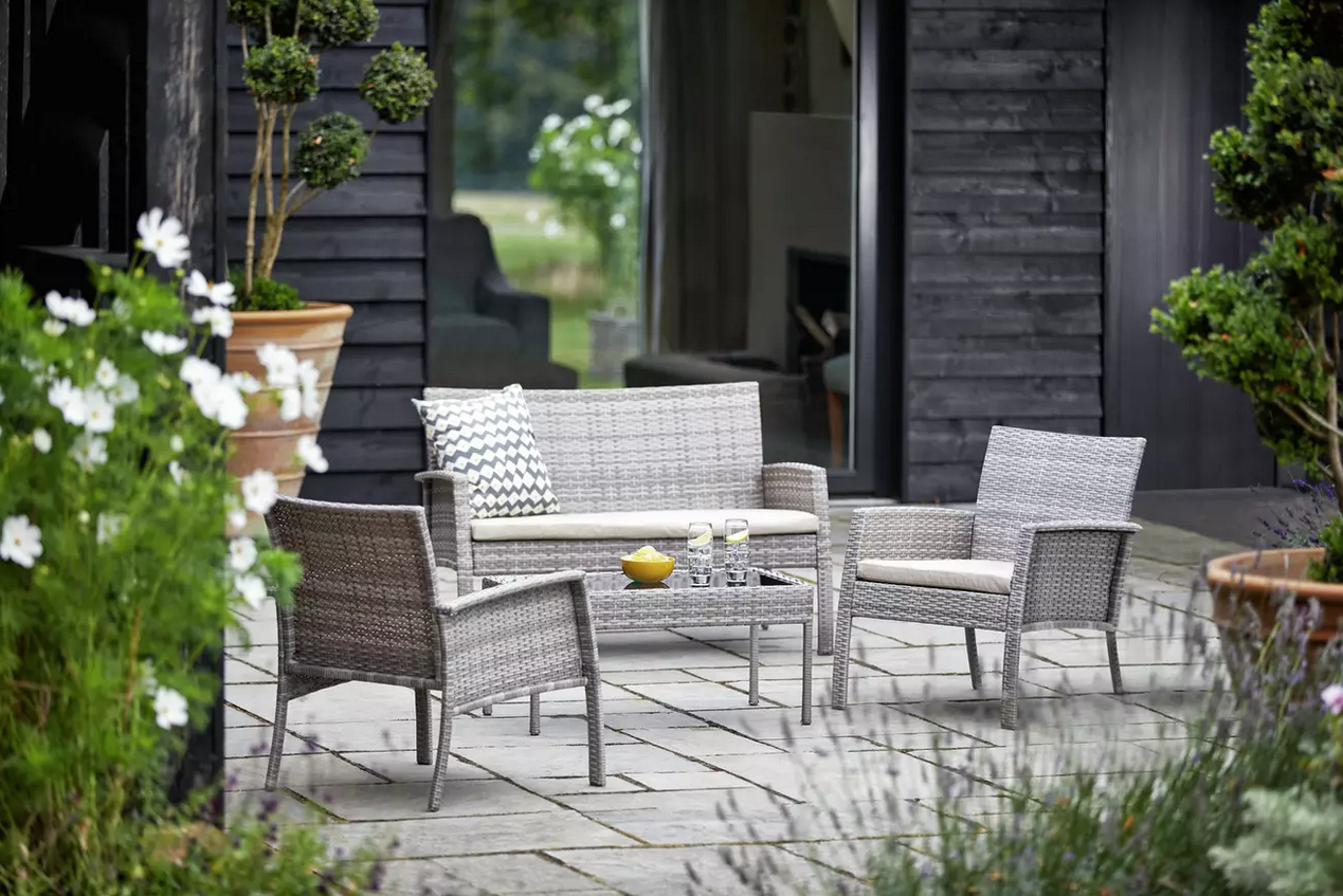 Garden furniture: Cleaning tips for different materials 