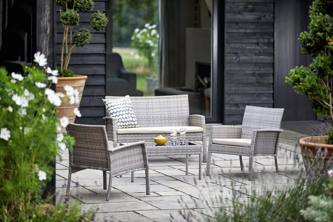 Garden furniture: Cleaning tips for different materials