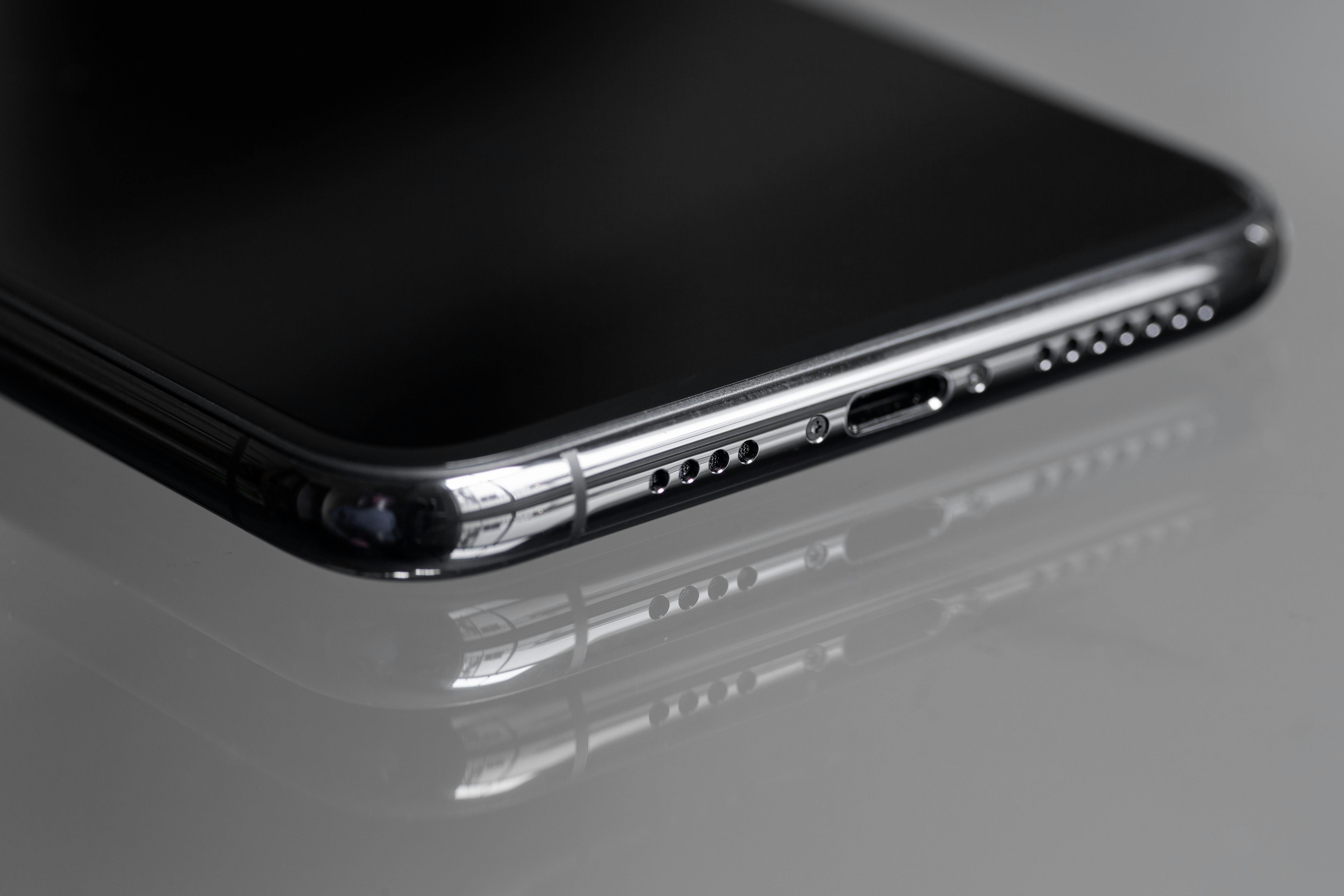 Blocked charging port or dirty speakers? Here are the Quick Fixes for your phone.